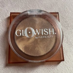 Huda Beauty Glowish Bronzer